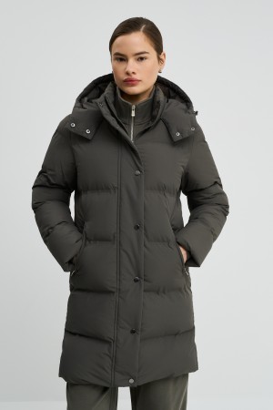 удлиненная зимняя куртка с капюшоном фотография