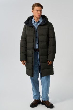 удлиненная зимняя куртка с капюшоном фотография