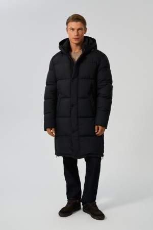 удлиненная зимняя куртка с капюшоном фотография