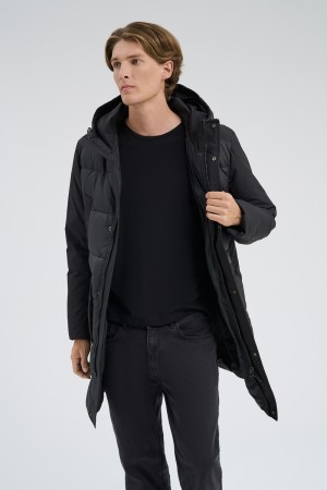 удлиненная зимняя куртка фотография