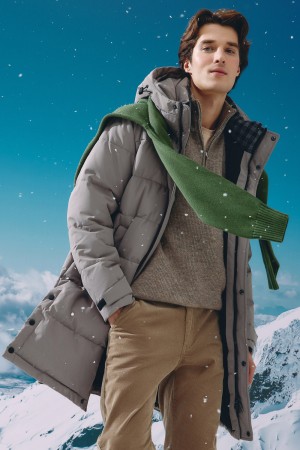 удлиненная зимняя куртка фотография