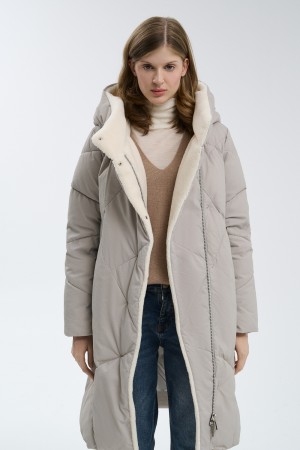 удлиненная зимняя куртка фотография