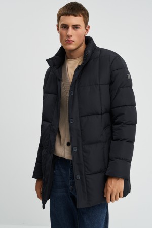 удлиненная зимняя куртка фотография