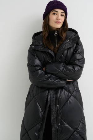 удлиненная зимняя куртка фотография