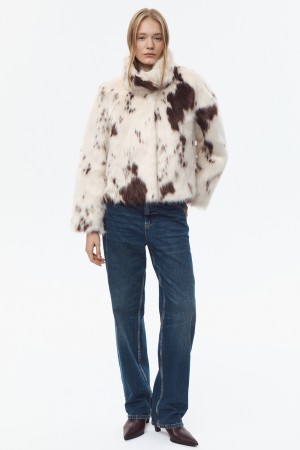 укороченная шуба из искусственного меха фотография