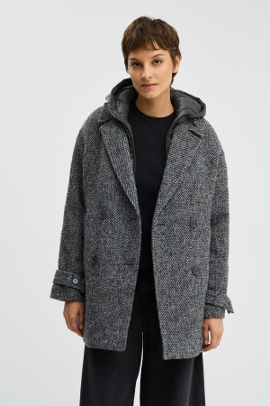 укороченное пальто с капюшоном фотография