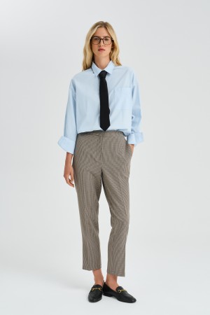 укороченные брюки в клетку фотография