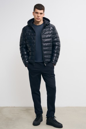 утепленная кожаная куртка с капюшоном. фотография