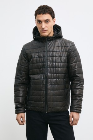 утепленная кожаная куртка с капюшоном фотография