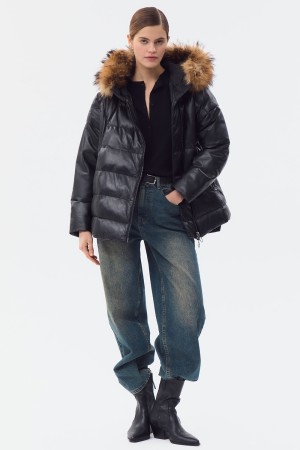 утепленная кожаная куртка с капюшоном фотография