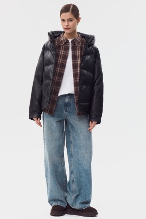 утепленная кожаная куртка с капюшоном фотография