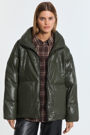 утепленная кожаная куртка с капюшоном фотография