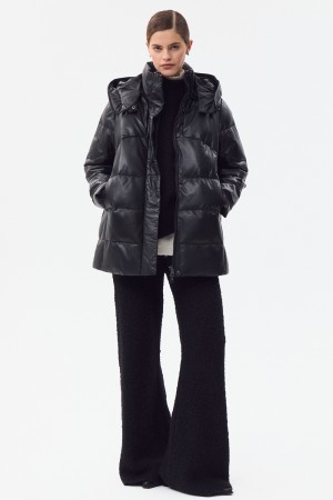 утепленная кожаная куртка с капюшоном фотография