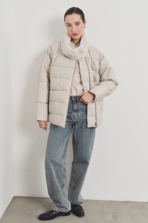 утепленная кожаная куртка с меховой отделкой фотография