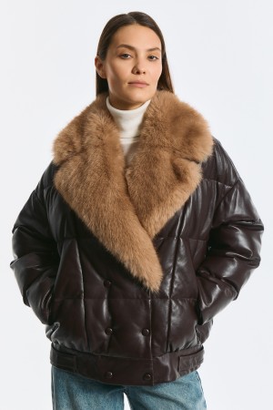утепленная кожаная куртка с меховой отделкой фотография