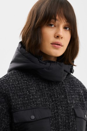 утепленная куртка из фактурной ткани фотография