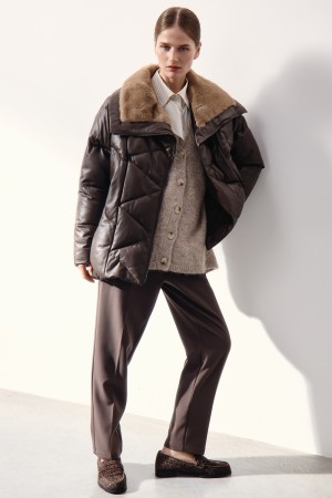утепленная куртка из натуральной кожи фотография
