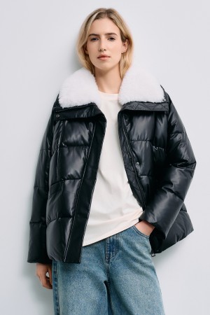 утепленная куртка из натуральной кожи фотография