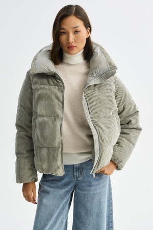 утепленная куртка из вельвета фотография