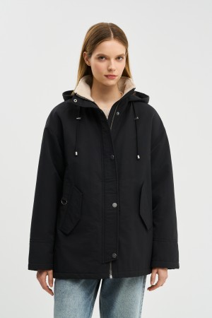 утепленная куртка с капюшоном фотография