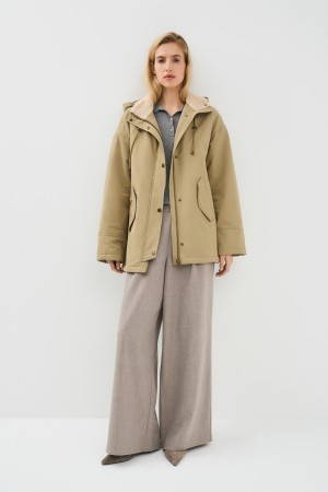 утепленная куртка с капюшоном фотография