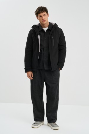 утепленная куртка с капюшоном фотография