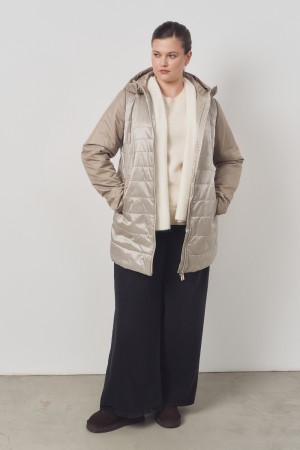 утепленная куртка с капюшоном фотография