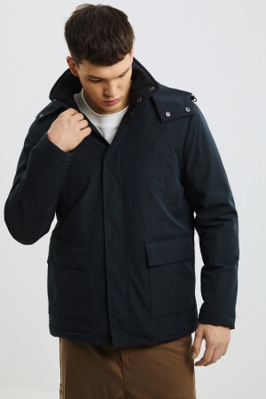 утепленная куртка с капюшоном фотография