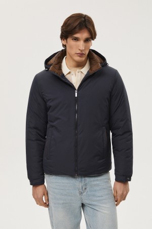 утепленная куртка с капюшоном фотография