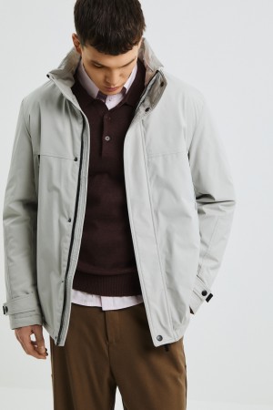 утепленная куртка с капюшоном фотография