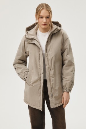 утепленная куртка с капюшоном фотография