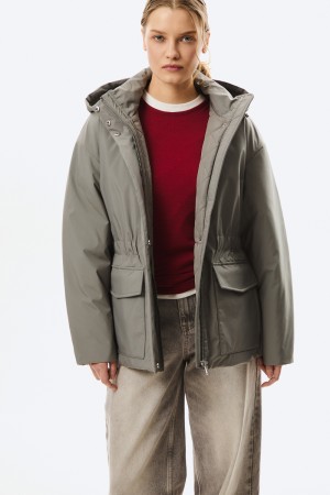 утепленная куртка с капюшоном фотография