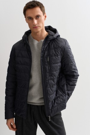 утепленная куртка с капюшоном фотография