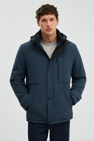 утепленная куртка с капюшоном фотография