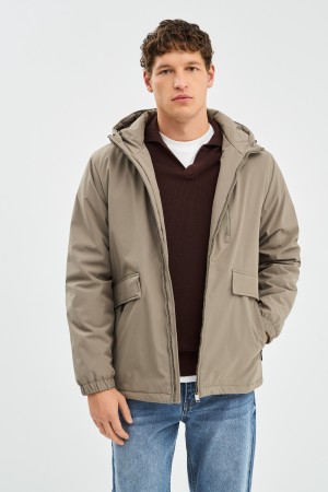 утепленная куртка с капюшоном фотография