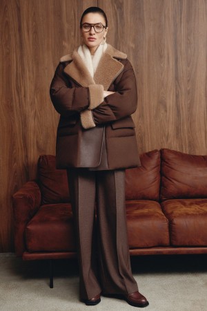 утепленная куртка с меховой отделкой фотография