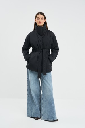 утепленная куртка с поясом фотография