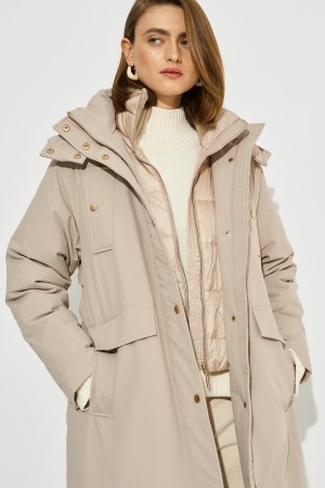 утепленное пальто с капюшоном фотография