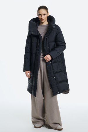 утепленное пальто с капюшоном фотография