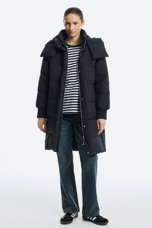 утепленное пальто с капюшоном фотография