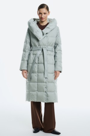 утепленное пальто с капюшоном фотография