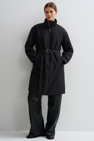 утепленное пальто с капюшоном фотография