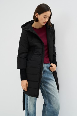 утепленное пальто с капюшоном фотография