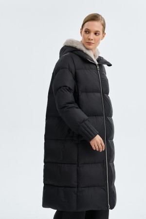 утепленное пальто с меховой отделкой фотография