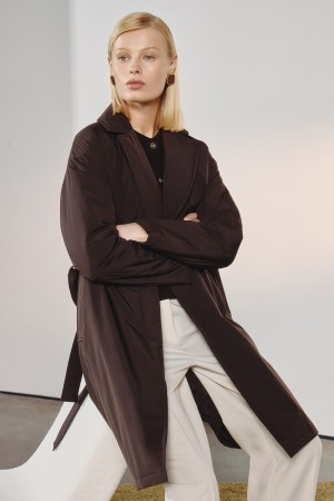 утепленное пальто с поясом фотография