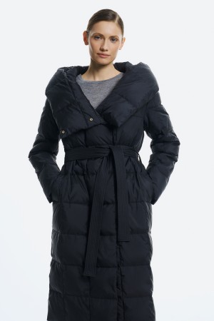 утепленное стеганое пальто с поясом фотография
