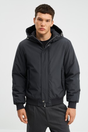 утепленный бомбер с капюшоном фотография