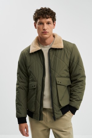 утепленный бомбер с меховой отделкой фотография