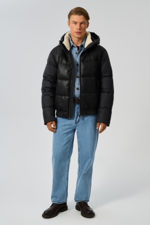 утепленный бомбер с меховой отделкой фотография