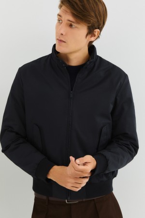 утепленный бомбер фотография